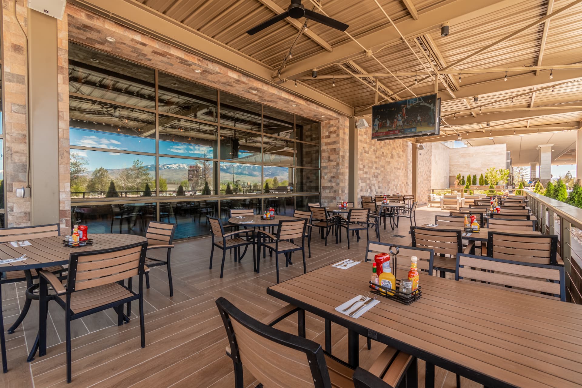 Chickie's & Pete's Crab House and Sports Bar | Sports Bar Reno
